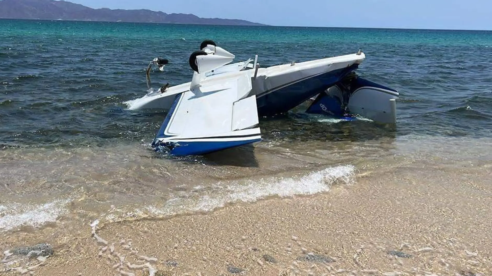 Se desploma avioneta en playa El Sargento